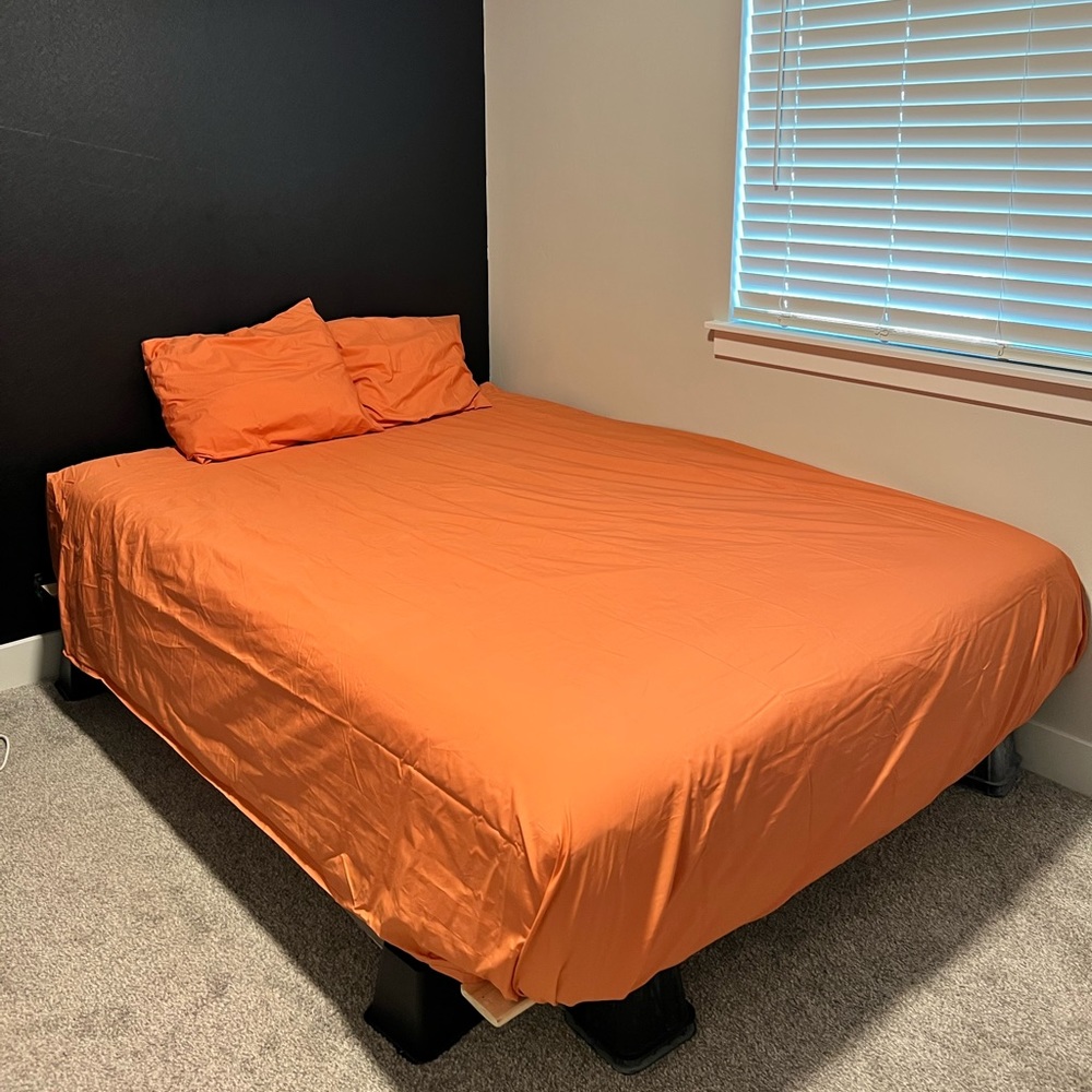 Queen coral sheets. NEW